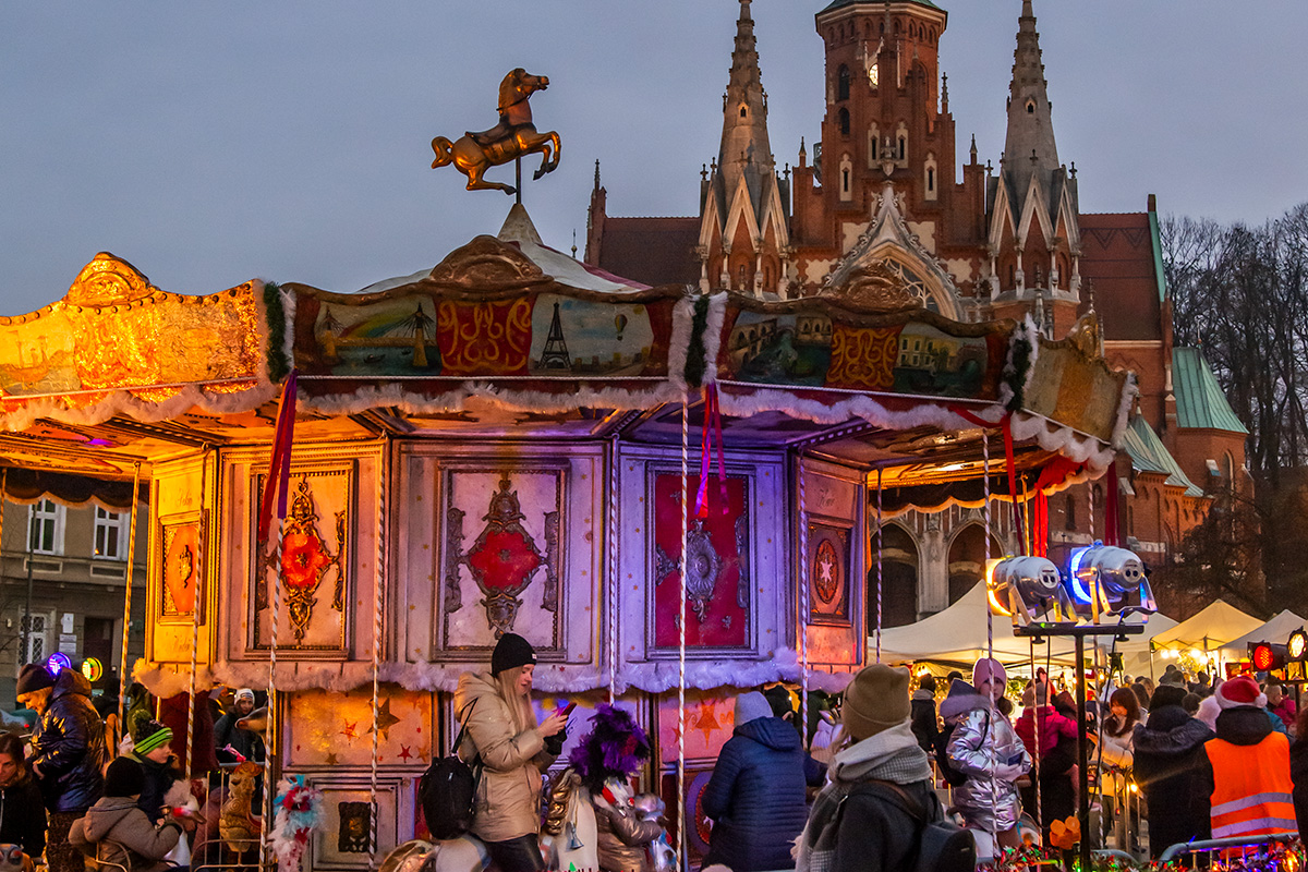 świąteczne targi rzeczy wyjątkowych - wiktoriańska karuzela a w tle kościół św. Józefa; to część okładki Głosu Podgórza