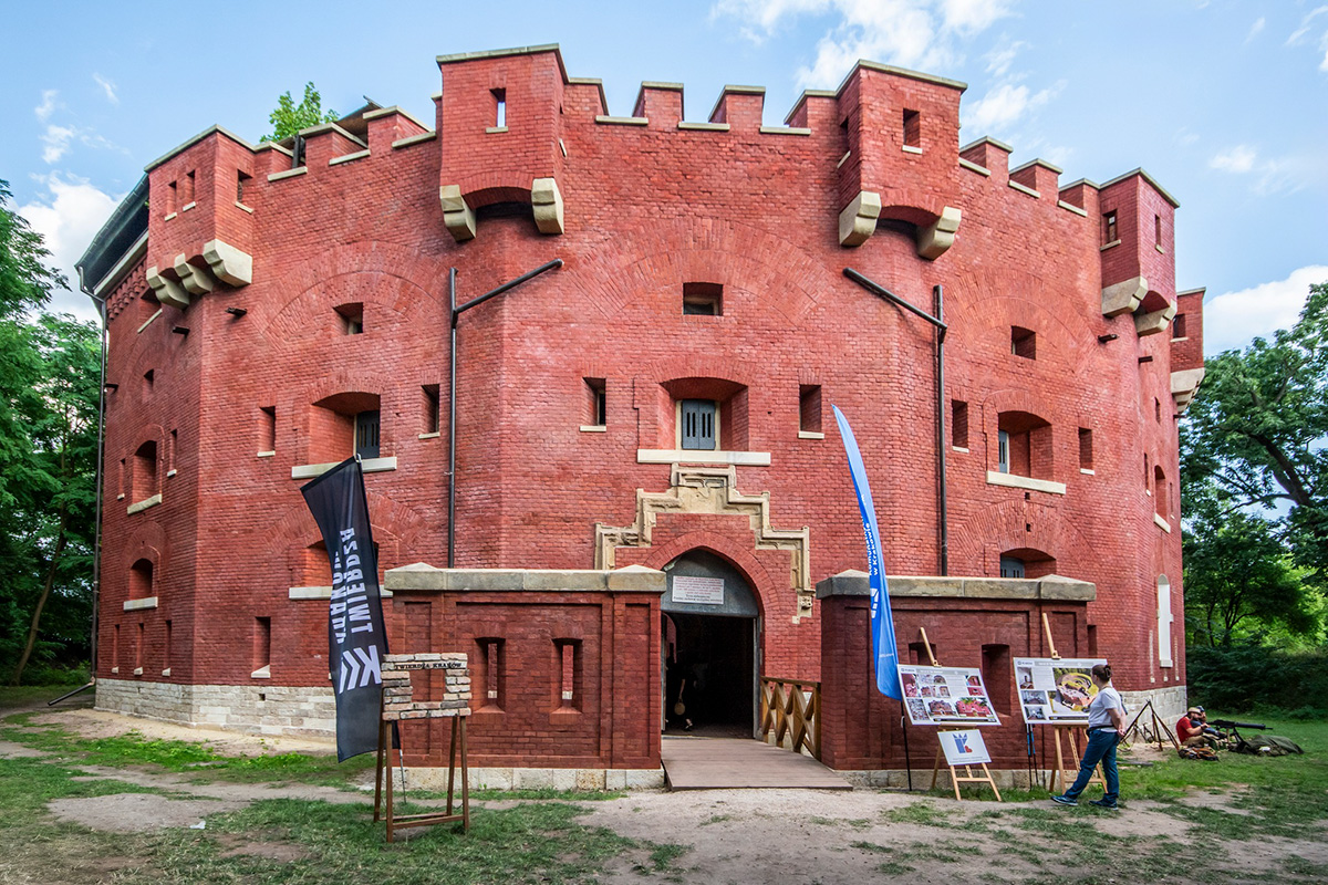 zdjęcie bryły fortu z frontu podczas poprzednich dni otwartych
