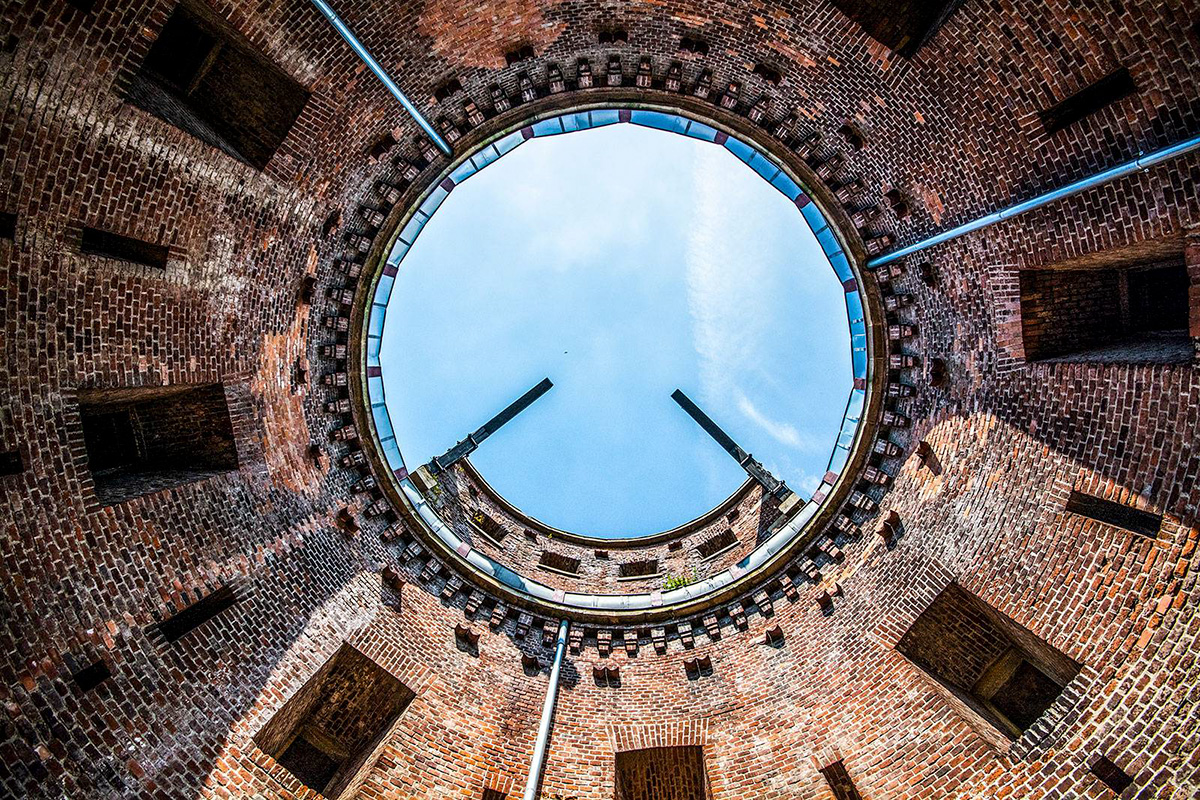 zdjęcie fortu robione z dziedzińca w stronę nieba