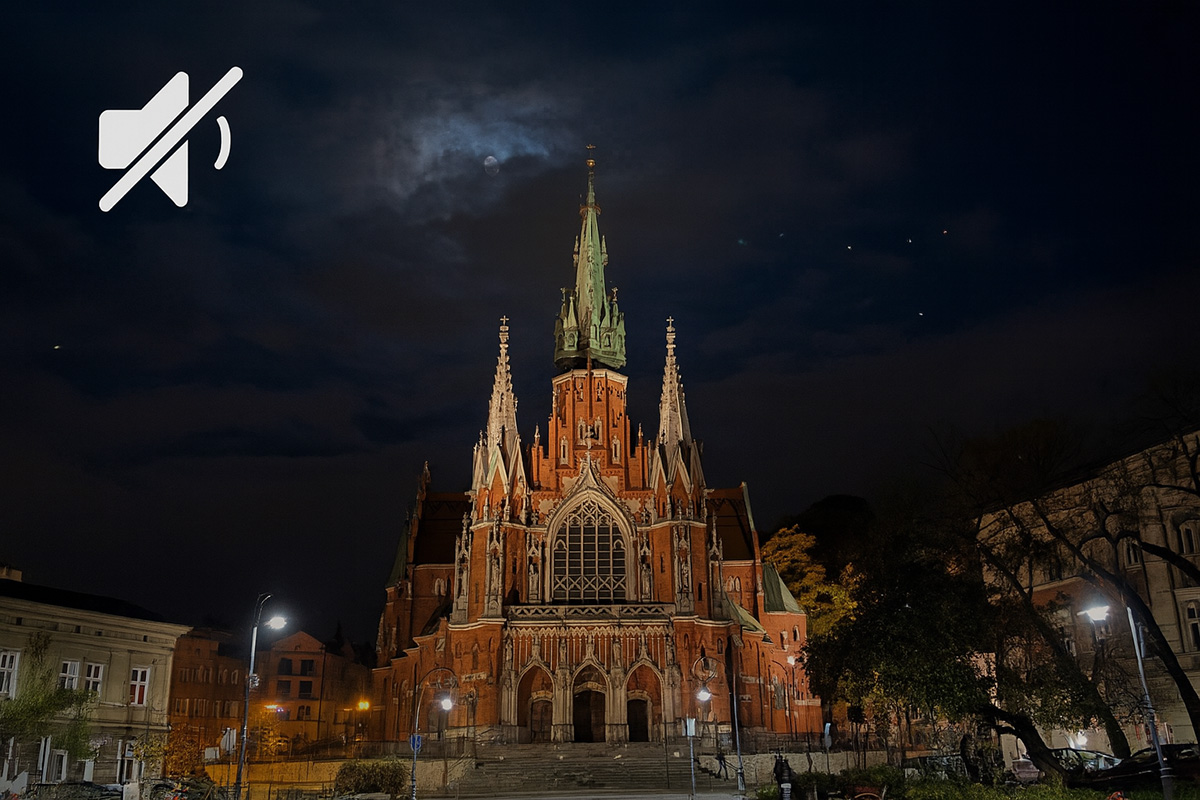 kościół św. józefa nocą z nałożonym znakiem wyciszenia po lewej stronie zdjęcia