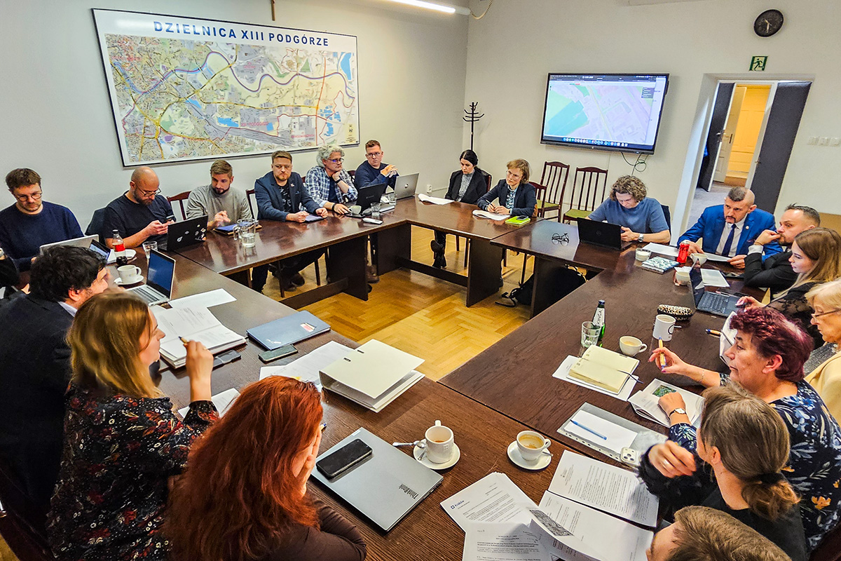 radni siedzący wokół stołu