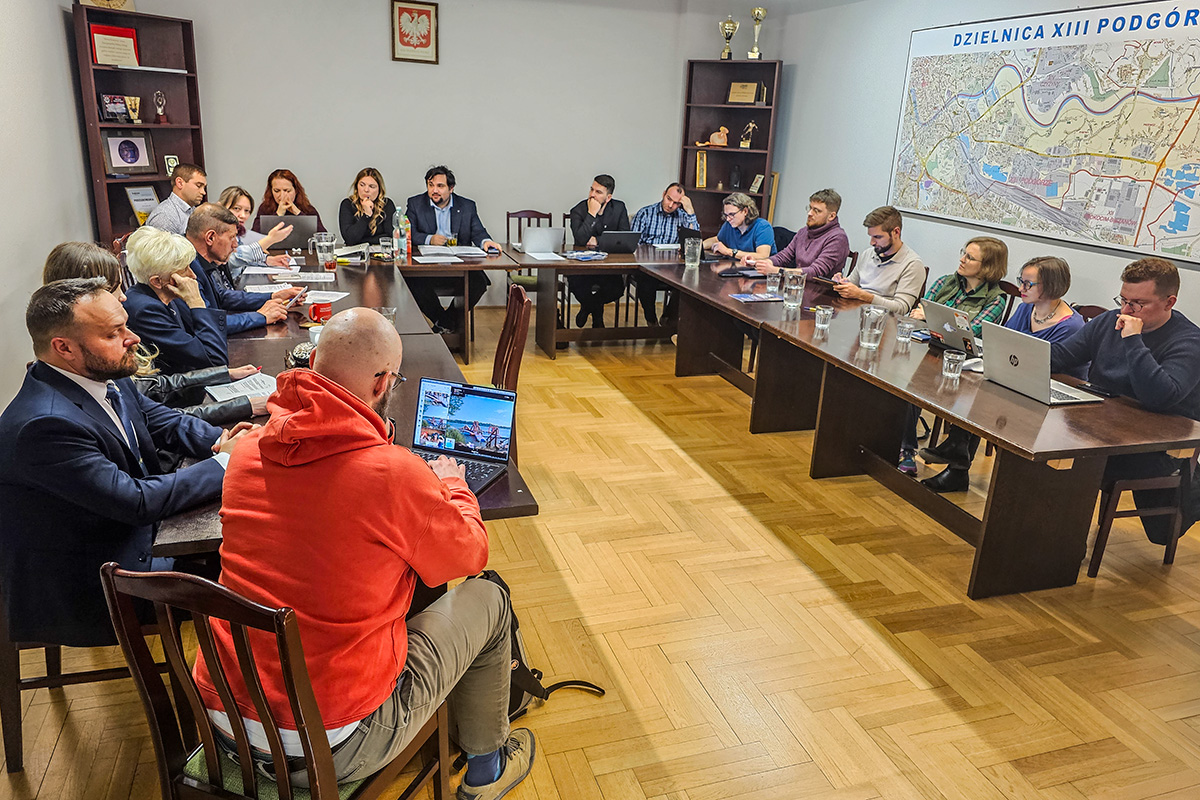 radni siedzący wokół stołu