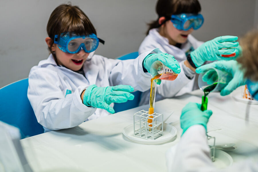 dzieci robiące doświadczenia chemiczne