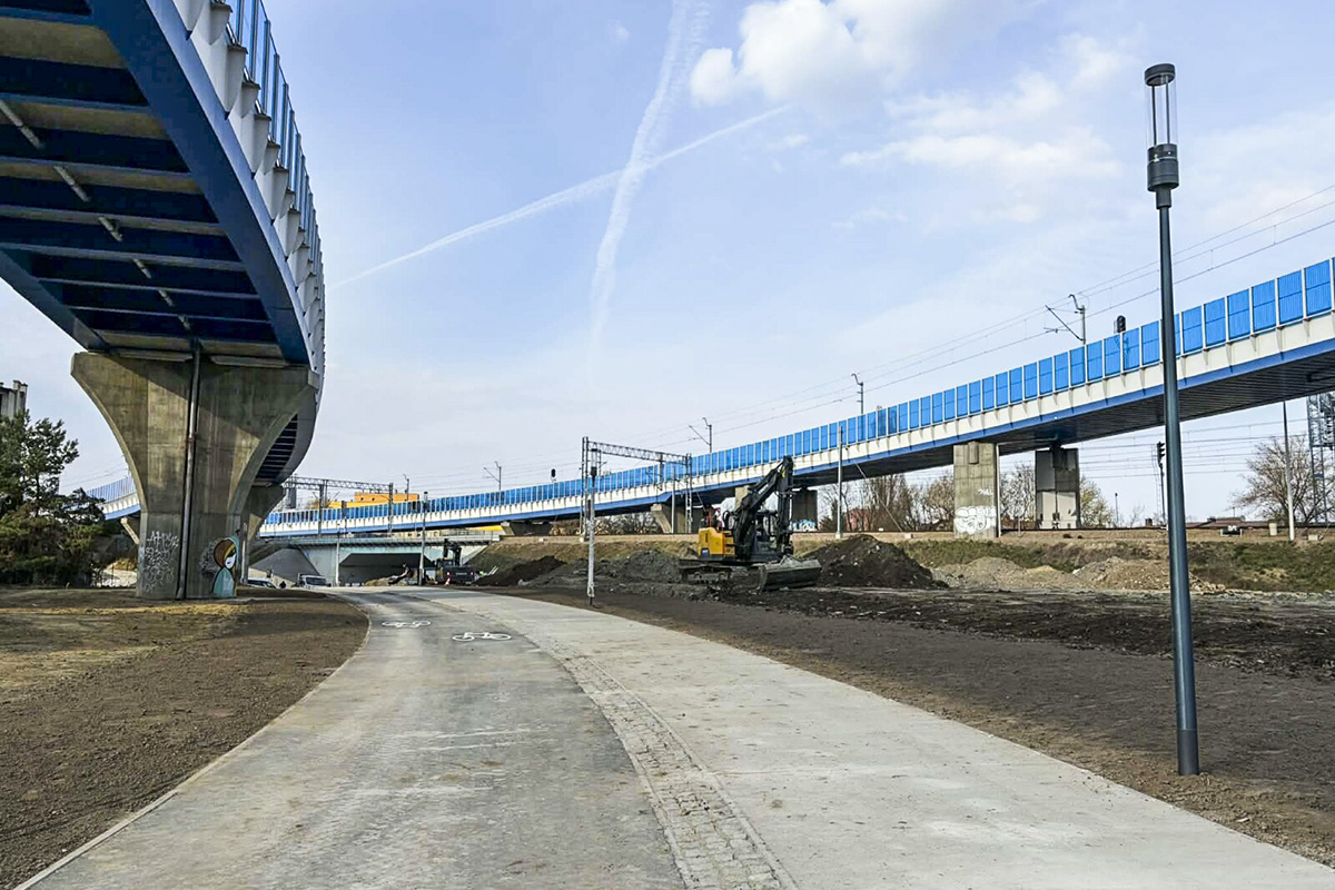budowana w parku ścieżka rowerowa i chodnik biegnąca pomiędzy torami estakady kolejowej