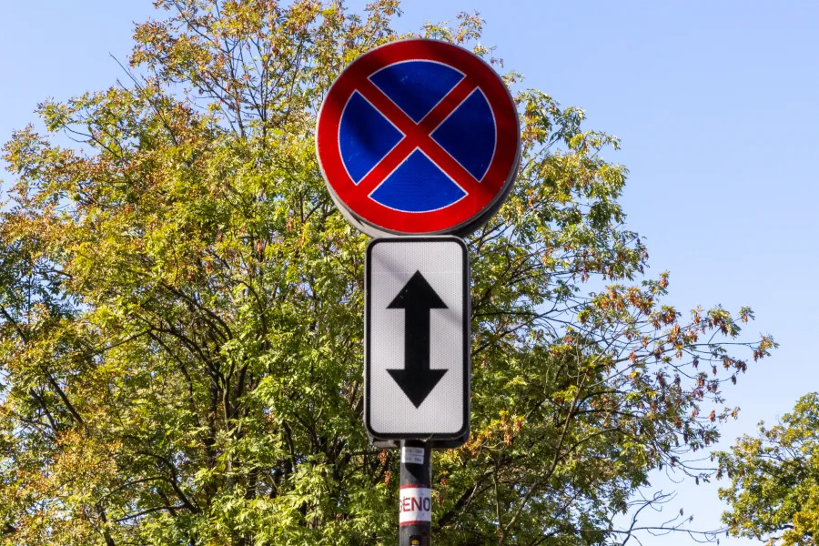 zdjęcie znaku zakaz zatrzymywania się