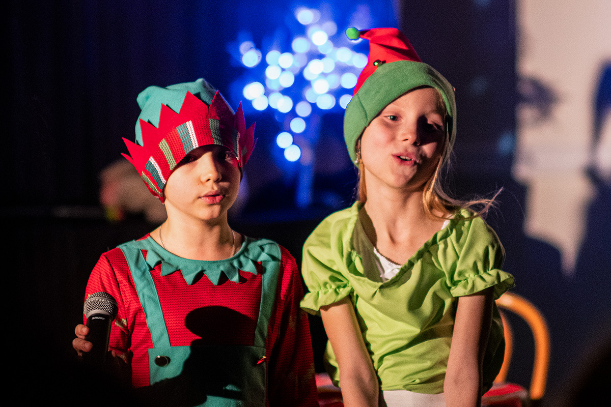 zdjęcie dzieci w strojach elfów