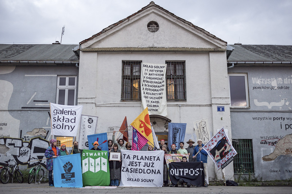budynek Składu Solnego z protestującymi artystami