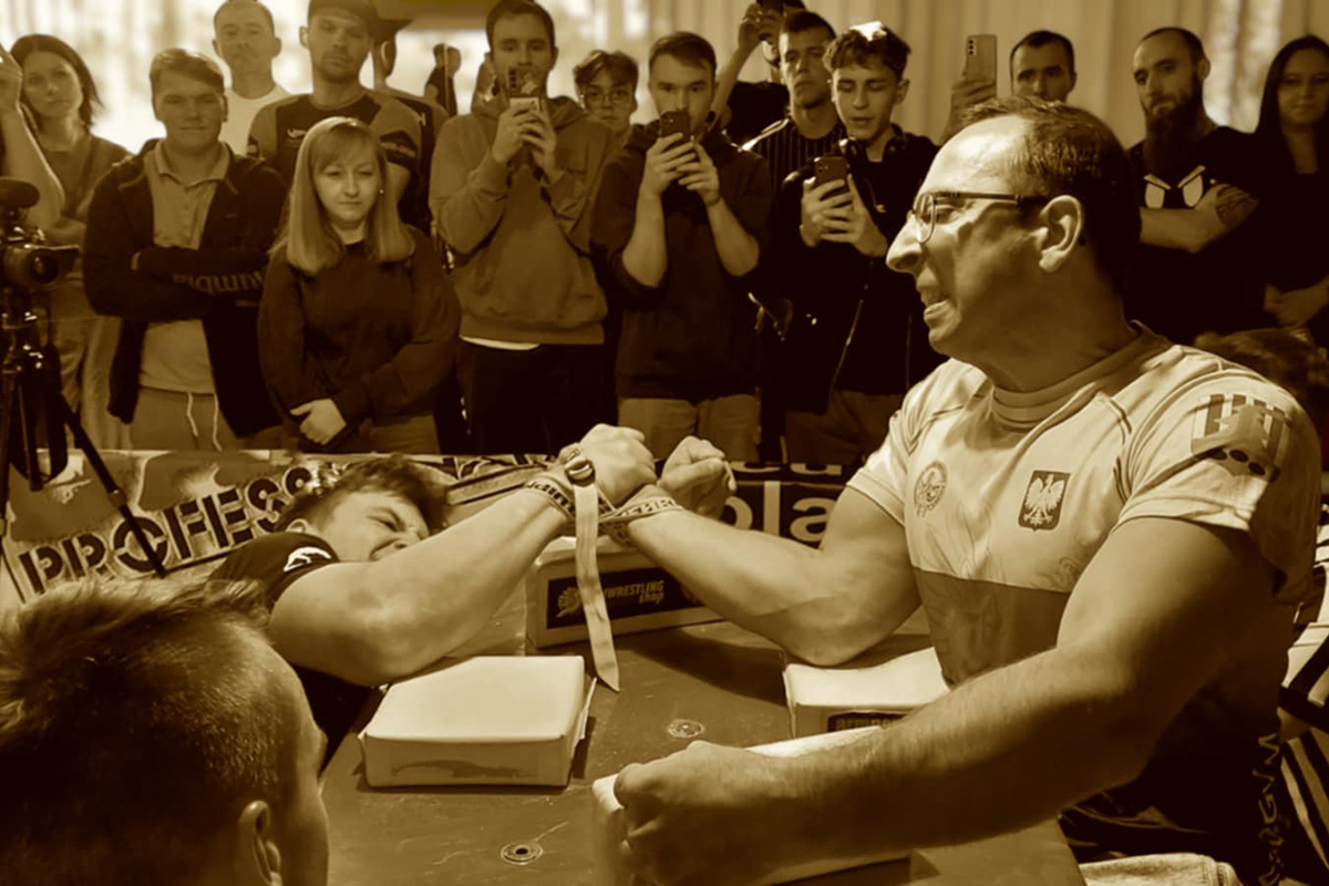 bohater artykułu podczas siłowania na rękę